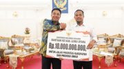 Gubernur Sulsel, Andi Sudirman Sulaiman saat menyerahkan bantuan kepada Bupati Luwu Utara Andi Abdullah Rahim, di Rumah Jabatan Gubernur Sulsel, Selasa 14 Oktober 2025.