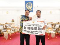 Gubernur Sulsel Serahkan Bantuan Rp10 Miliar untuk Luwu Utara, Lanjutkan Pembangunan Seko 25 Gubernur Sulsel, Andi Sudirman Sulaiman saat menyerahkan bantuan kepada Bupati Luwu Utara Andi Abdullah Rahim, di Rumah Jabatan Gubernur Sulsel, Selasa 14 Oktober 2025.