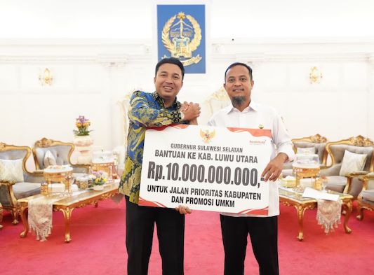 Gubernur Sulsel, Andi Sudirman Sulaiman saat menyerahkan bantuan kepada Bupati Luwu Utara Andi Abdullah Rahim, di Rumah Jabatan Gubernur Sulsel, Selasa 14 Oktober 2025.