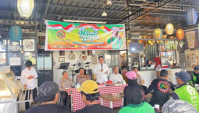 Dit Intelkam Polda Sulsel dan komunitas ojol yang digelar di Warung Ayam Goreng Ujungpandang, Jalan Kakatua, Makassar, Senin 20 Oktober 2025, pagi.
