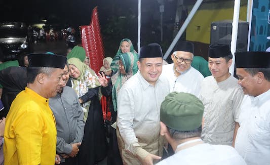 Wali Kota Appi Ajak Jamaah Teladani Karakter Sosial dan Kepemimpinan Nabi SAW di Maulid Akbar 11 Wali Kota Makassar, Munafri Arifuddin saat hadiri Maulid Akbar Nabi Besar Muhammad SAW 1447 H di pelataran Masjid Darut Taubah, Jalan Taman Makam Pahlawan, Kecamatan Panakkukang, Minggu malam 26 Oktober 2025.