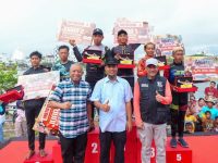 Gubernur Sulawesi Selatan, Andi Sudirman Sulaiman saat hadiri Grand Final Katinting Race 2025 Piala Gubernur Sulsel di CPI Kota Makassar, Minggu 26 Oktober 2025.