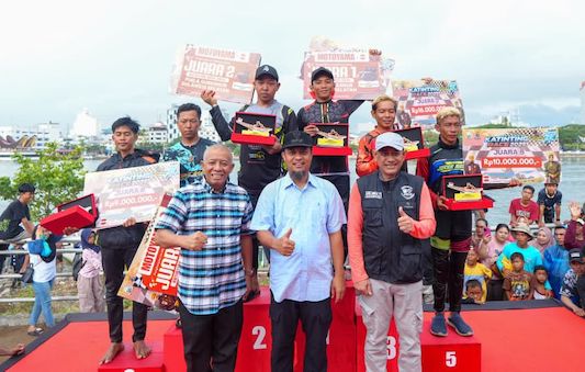 Gubernur Sulsel Tutup Grand Final Katinting Race 2025 Piala Gubernur di CPI Makassar 11 Gubernur Sulawesi Selatan, Andi Sudirman Sulaiman saat hadiri Grand Final Katinting Race 2025 Piala Gubernur Sulsel di CPI Kota Makassar, Minggu 26 Oktober 2025.