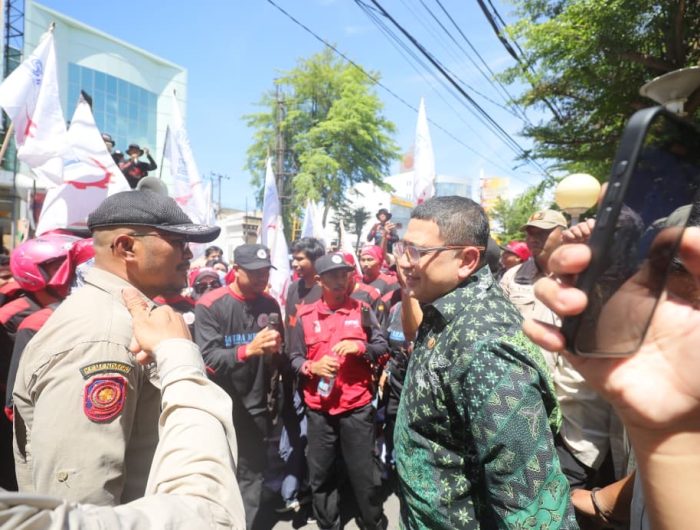 Wali Kota Appi Turun Langsung Temui Massa Aksi di Halaman Balaikota Makassar 12 b9eeadb3 65c0 4359 8bbf ef816b8367a3