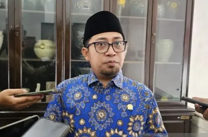 DPR RI Desak OIKN Perkuat Komunikasi Publik dan Kinerja, Tepis Isu “Ghost City” Ibu Kota Nusantara 13 Anggota Komisi II DPR RI, Muhammad Khozin, meminta Otorita Ibu Kota Nusantara (OIKN) memperkuat kinerja dan tata kelola komunikasi publik menyusul kritik dari sejumlah media asing yang menyebut pembangunan IKN berpotensi menjadi “ghost city” atau kota hantu.