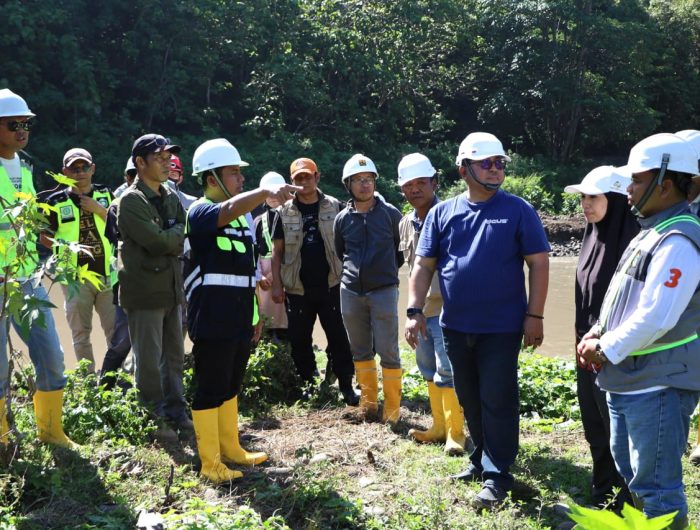 Pemkot Parepare Rampungkan Program Pembersihan Sungai, Tasming Hamid: Komitmen Wujudkan Kota Bebas Banjir 13 Wali Kota Parepare, Tasming Hamid, meninjau langsung hari terakhir pelaksanaan program pengerukan dan pembersihan Sungai di Kelurahan Lompoe.