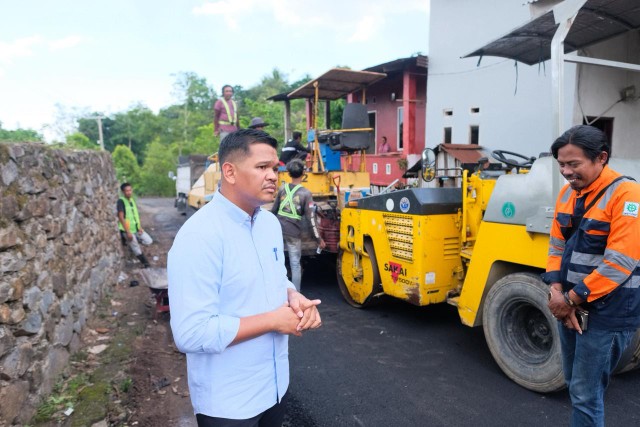 Bupati Uji Nurdin Tinjau Langsung Pengaspalan Jalan di Onto 13 IMG 20251101