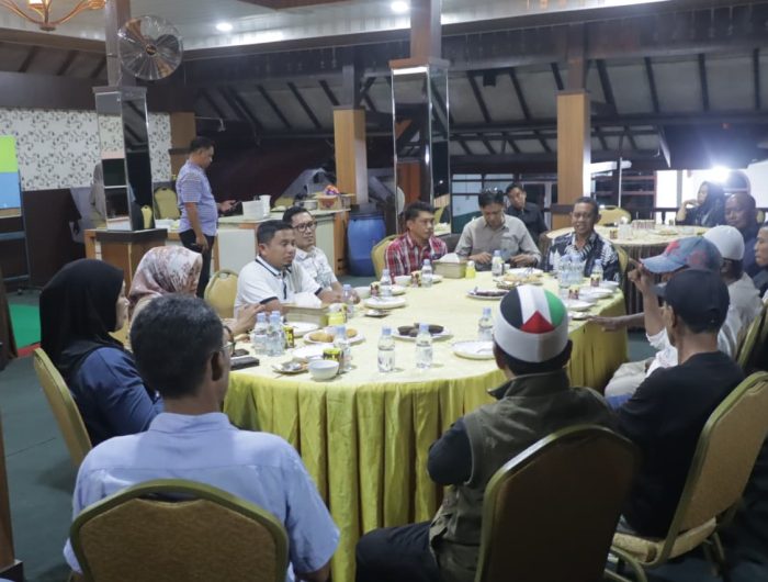 Wali Kota Parepare Tasming Hamid Jamu Pedagang Pasar Lakessi, Bahas Penataan dan Relokasi 13 Wali Kota Parepare, Tasming Hamid, menjamu sejumlah pedagang Pasar Lakessi di Rumah Adat, Rumah Jabatan Wali Kota Parepare, Rabu malam (5/11/2025).