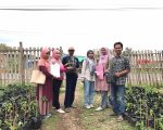 Dinas Pertanian melalui Kepala Bidang Hortikultura, Supratmojo S.Pt, menyalurkan bantuan bibit cabai rawit unggul kepada Kelompok Pemuda Tani Milenial Manggeasi, Jumat, 7 November 2025.