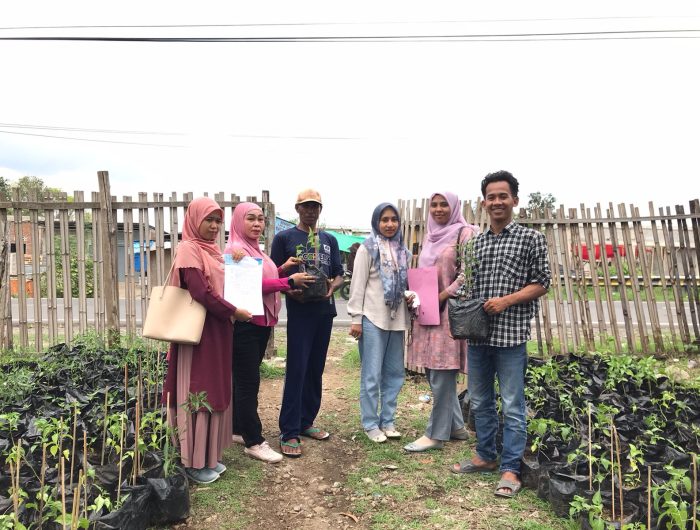 Dukung Program P2B, Dinas Pertanian Serahkan 450 Bibit Cabai ke Pemuda Tani Milenial Manggeasi 13 Dinas Pertanian melalui Kepala Bidang Hortikultura, Supratmojo S.Pt, menyalurkan bantuan bibit cabai rawit unggul kepada Kelompok Pemuda Tani Milenial Manggeasi, Jumat, 7 November 2025.