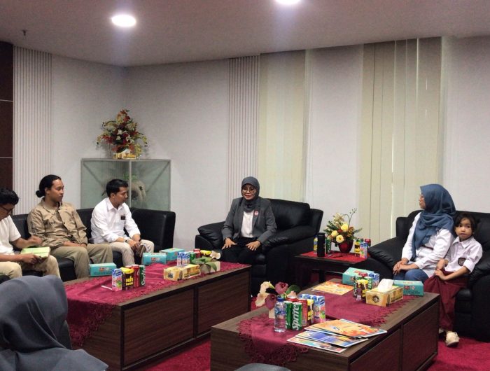 PLH Rektor UNM Minta Satgas PPK Lakukan Sosialisasi Anti Kekerasan 13 Pelaksana Harian (Plh) Rektor Universitas Negeri Makassar (UNM), Prof. Dr. Farida Patittingi, S.H., M.Hum. melakukan pertemuan dengan Satuan Tugas (Satgas) Pencegahan dan Penanganan Kekerasan (PPK) UNM di Ruang Rapat Pimpinan, Lantai 6 Gedung Phinisi, Senin (10/11).