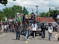 HMI Komisariat Secabang Dompu Desak Supremasi Hukum, Aksi Demonstrasi di Polres Dompu Berujung Bentrok 15 Himpunan Mahasiswa Islam (HMI) Komisariat Secabang Dompu menggelar aksi demonstrasi di depan Polres Dompu untuk menuntut penegakan supremasi hukum dan kejelasan penanganan sejumlah kasus kriminalitas di wilayah hukum Polres Dompu.