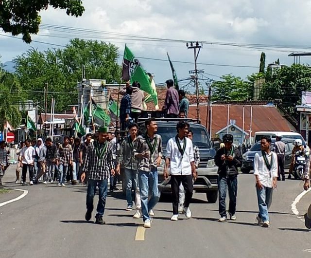 Himpunan Mahasiswa Islam (HMI) Komisariat Secabang Dompu menggelar aksi demonstrasi di depan Polres Dompu untuk menuntut penegakan supremasi hukum dan kejelasan penanganan sejumlah kasus kriminalitas di wilayah hukum Polres Dompu.