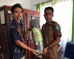 Kepala Bidang Hortikultura Dinas Pertanian Kabupaten Dompu, Supratmojo S.Pt, kembali menunjukkan komitmennya dalam mendukung pengembangan pertanian milenial. Kali ini, ia menyerahkan bantuan berupa plastik mulsa kepada Kelompok Pemuda Tani Milenial Manggeasi.