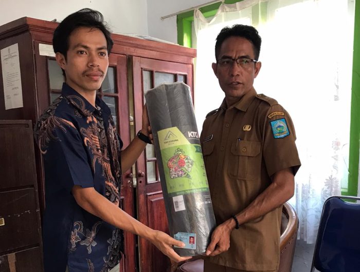 Kepala Bidang Hortikultura Dinas Pertanian Kabupaten Dompu, Supratmojo S.Pt, kembali menunjukkan komitmennya dalam mendukung pengembangan pertanian milenial. Kali ini, ia menyerahkan bantuan berupa plastik mulsa kepada Kelompok Pemuda Tani Milenial Manggeasi.
