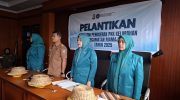 Camat Mamjang Andi Irdan Pandita, S.STP., M.Si, mendampingi Ketua TP PKK Kecamatan Mamajang, Andi Syarti Irdan, S.Psi, pada kegiatan Pelantikan dan Serah Terima Jabatan Ketua TP PKK Kelurahan se-Kecamatan Mamajang yang dirangkaikan dengan Pengukuhan Ketua Bunda PAUD Kelurahan se-Kecamatan Mamajang yang berlangsung di Aula Kantor Camat Mamajang (Kamis,13/11/2025).