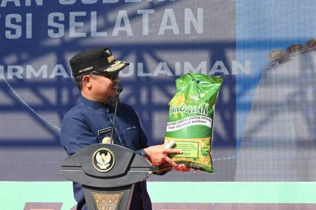 Pemprov Sulsel Siap Luncurkan 5000 Ton Program Mandiri Benih Secara Gratis 13 Pemerintah Provinsi Sulawesi Selatan akan kembali meluncurkan Program Mandiri Benih pada kegiatan launching yang akan digelar di Kawasan Center Point of Indonesia (CPI) Kota Makassar, pada Minggu (16/11/2025) besok.