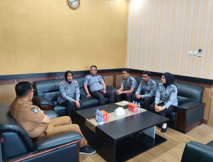 Balai Pemasyarakatan (Bapas) Kelas II Watampone melakukan koordinasi intensif dengan Pemerintah Kabupaten Bone terkait persiapan pelaksanaan pidana alternatif berupa kerja sosial sebagaimana diamanatkan Undang-Undang Nomor 1 Tahun 2023 tentang KUHP. Pertemuan berlangsung pada Selasa, 18 November 2025, dan diterima langsung oleh Wakil Bupati Bone, Dr. H. Andi Akmal Pasluddin, S.P., M.M., di ruang kerjanya.