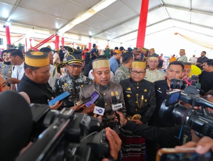 Hadiri Peringatan 705 Tahun Gowa, Gubernur Sulsel Gelontorkan Rp485 Miliar untuk Infrastruktur dan Layanan Publik 13 Gubernur Sulawesi Selatan, Andi Sudirman Sulaiman menyampaikan bahwa Kabupaten Gowa memiliki peran vital sebagai penyangga ibu kota provinsi yakni Kota Makassar dalam pembangunan daerah yang berkelanjutan.