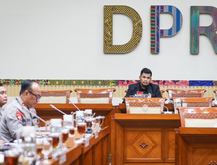 Komisi III DPR RI hari ini (18/11/2025) menggelar rapat kerja bersama Wakil Kepala Kepolisian Republik Indonesia (Wakapolri) dan jajaran Pejabat Utama Mabes Polri untuk membahas agenda strategis terkait reformasi hukum serta reformasi institusi Polri. Rapat berlangsung di Kompleks Parlemen Senayan dengan suasana dinamis dan penuh masukan konstruktif.