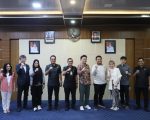 Pemerintah Kota Parepare menerima kunjungan PT Kilau Energi Abadi Hijau (KEAH) bersama mitra teknologi mereka dari Jepang, Biotech Works–H2, di Lounge B.J. Habibie, Kantor Wali Kota Parepare.