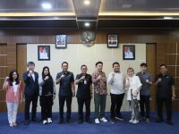 Pemerintah Kota Parepare menerima kunjungan PT Kilau Energi Abadi Hijau (KEAH) bersama mitra teknologi mereka dari Jepang, Biotech Works–H2, di Lounge B.J. Habibie, Kantor Wali Kota Parepare.