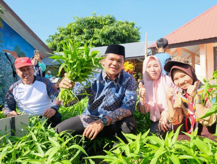 Panen Perdana Sekolah Berbasis Ketahanan Pangan, Bupati Bantaeng Apresiasi SMPN 4 Gatarangkeke 13 Bupati Bantaeng, M. Fathul Fauzy Nurdin (Uji Nurdin) memberikan apresiasi SMP Negeri 4 Gatarangkeke, atas panen raya sekolah berbasis ketahanan pangan, Sabtu, 22 November 2025.