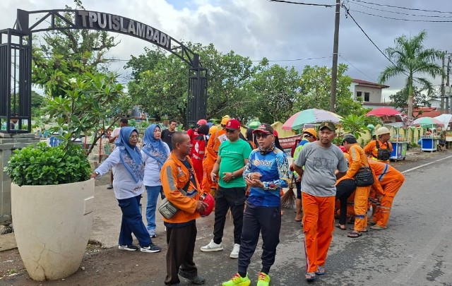 Kecamatan Mamajang Gelar Jumat Bersih di Kawasan Onta Baru, Libatkan ASN hingga Pjs RT/RW 13 IMG 20251124