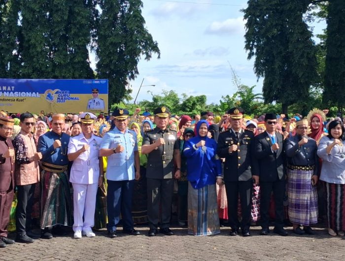 Pemerintah Provinsi Sulawesi Selatan (Pemprov Sulsel) menyambut positif kebijakan strategis pemerintah pusat terkait peningkatan kesejahteraan guru. Hal ini ditegaskan Wakil Gubernur Sulawesi Selatan, Fatmawati Rusdi, saat memimpin upacara peringatan Hari Guru Nasional (HGN) 2025 di Lapangan Upacara Kantor Gubernur Sulsel, Selasa, 25 November 2025.