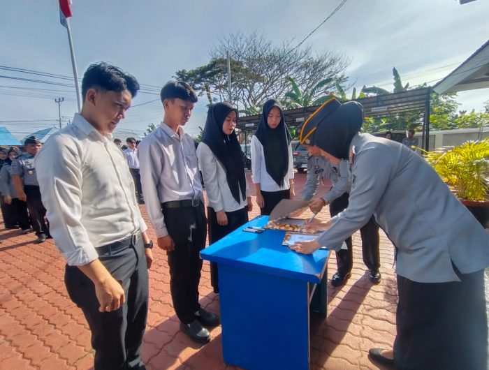 Balai Pemasyarakatan (Bapas) Kelas II Watampone melaksanakan Apel Pagi yang dirangkaikan dengan kegiatan Penandatanganan Perjanjian Kinerja peserta magang Program Kementerian Ketenagakerjaan MagangHub Batch 2. Selasa (25/11/2025).