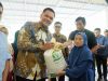 Bupati Bantaeng, M. Fathul Fauzy Nurdin salurkan bantuan pangan untuk warga Desa Pattaneteang dan Lobbo, Kecamatan Tompobolu.