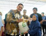 Bupati Bantaeng, M. Fathul Fauzy Nurdin salurkan bantuan pangan untuk warga Desa Pattaneteang dan Lobbo, Kecamatan Tompobolu.