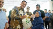 Bupati Bantaeng, M. Fathul Fauzy Nurdin salurkan bantuan pangan untuk warga Desa Pattaneteang dan Lobbo, Kecamatan Tompobolu.