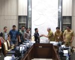 Wali Kota Parepare memimpin langsung rombongan Pemerintah Kota Parepare melakukan studi tiru ke Pemerintah Kota Surabaya, Selasa (25/11/2025). Kunjungan ini fokus pada pendalaman implementasi bantuan pendidikan jenjang SMA/SMK serta sistem pendataan masyarakat melalui Kader Surabaya Hebat (KSH) yang telah berjalan efektif di Kota Pahlawan tersebut.