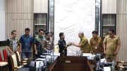 Wali Kota Parepare memimpin langsung rombongan Pemerintah Kota Parepare melakukan studi tiru ke Pemerintah Kota Surabaya, Selasa (25/11/2025). Kunjungan ini fokus pada pendalaman implementasi bantuan pendidikan jenjang SMA/SMK serta sistem pendataan masyarakat melalui Kader Surabaya Hebat (KSH) yang telah berjalan efektif di Kota Pahlawan tersebut.