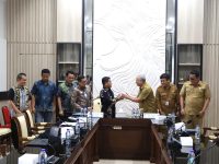 Wali Kota Parepare memimpin langsung rombongan Pemerintah Kota Parepare melakukan studi tiru ke Pemerintah Kota Surabaya, Selasa (25/11/2025). Kunjungan ini fokus pada pendalaman implementasi bantuan pendidikan jenjang SMA/SMK serta sistem pendataan masyarakat melalui Kader Surabaya Hebat (KSH) yang telah berjalan efektif di Kota Pahlawan tersebut.