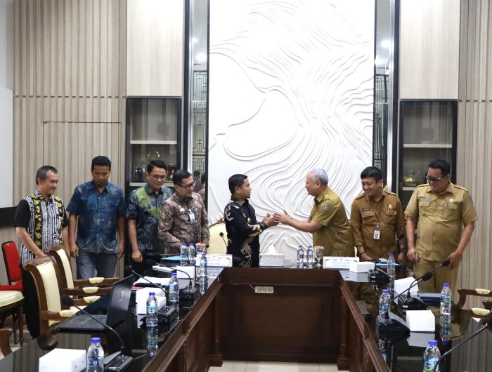 Wali Kota Parepare memimpin langsung rombongan Pemerintah Kota Parepare melakukan studi tiru ke Pemerintah Kota Surabaya, Selasa (25/11/2025). Kunjungan ini fokus pada pendalaman implementasi bantuan pendidikan jenjang SMA/SMK serta sistem pendataan masyarakat melalui Kader Surabaya Hebat (KSH) yang telah berjalan efektif di Kota Pahlawan tersebut.