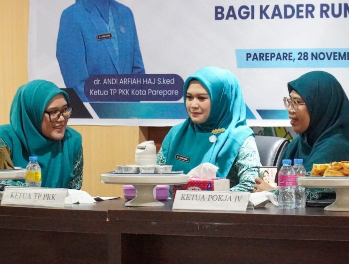 Ketua Tim Penggerak PKK Kota Parepare, Dr. Andi Arfiah Tasming, resmi membuka pelatihan penjamah makanan siap saji bagi para kader rumah gizi, Jumat (28/11/2025). Kegiatan ini berlangsung di Ruang Data Sekretariat Daerah Kota Parepare.