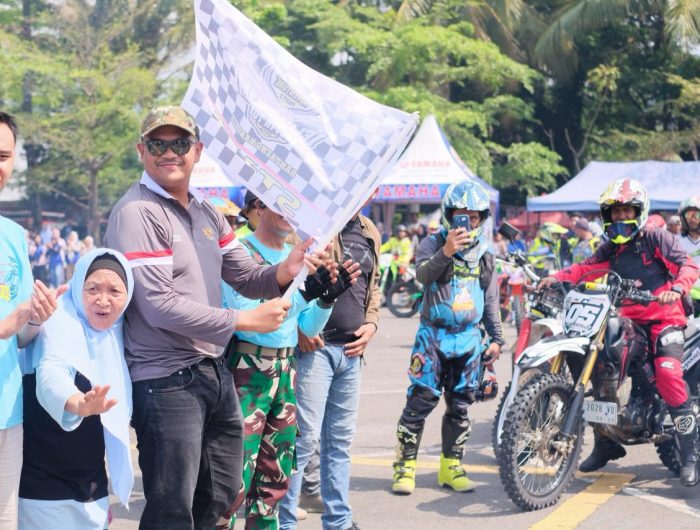 Bupati Bantaeng, M. Fathul Fauzy Nurdin melepas ribuan rider peserta One Day Trail Adventure Part 2, Jelajah Alam Butta Toa 2025, di Lapangan Hitam Pantai Seruni, Sabtu, 29 November 2025.