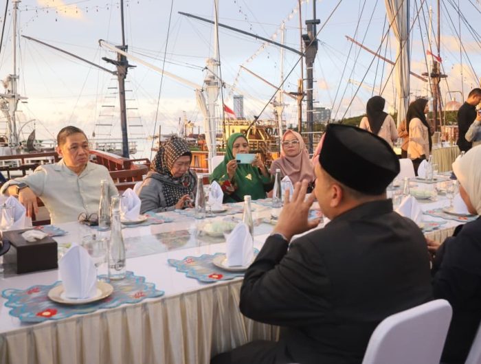 Wamenlu Terpikat Sunset Losari, Wali Kota Makassar Pamerkan Pesona Pinisi ke Dunia 13 e532c6b3 fed7 419f acb4 c7fdd637d662