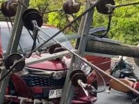 Angin Kencang Robohkan Tiang Listrik di Tanjung Bunga, Empat Kendaraan Ringsek dan Satu Warga Terluka 13 f1092ad6 a761 4835 b8f7 e8ccbf79aed0