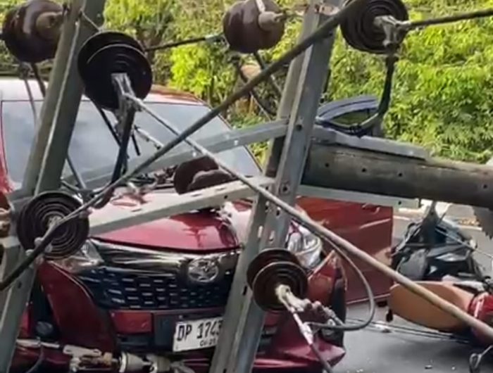 Angin Kencang Robohkan Tiang Listrik di Tanjung Bunga, Empat Kendaraan Ringsek dan Satu Warga Terluka 13 f1092ad6 a761 4835 b8f7 e8ccbf79aed0