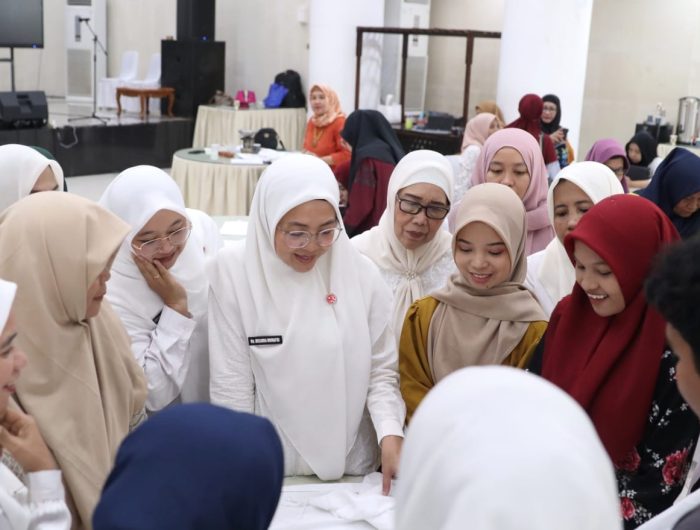 Modernisasi Aksara Lontara, Dekranasda Makassar Ciptakan Pembatik Baru Lewat Pelatihan Membatik 13 34c98c15 333b 4619 9d98 6357dcaf0dbe