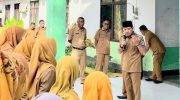 Bupati Dompu, Bambang Firdaus, melakukan inspeksi mendadak (sidak) ke Dinas Pertanian Kabupaten Dompu sebagai bentuk pengawasan langsung terhadap disiplin aparatur sipil negara (ASN), Selasa (tanggal menyesuaikan).