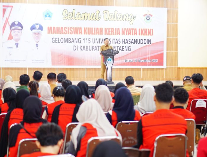 Pemerintah Kabupaten Bantaeng secara resmi menerima 250 mahasiswa Kuliah Kerja Nyata (KKN) Gelombang 115 Universitas Hasanuddin Makassar. Kegiatan penerimaan tersebut dilaksanakan di Gedung Balai Kartini Bantaeng, Selasa (23/12/2025).