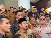 Bupati Dompu Bambang Firdaus membantah keras kabar pemberhentian massal terhadap 2.920 tenaga honorer non-database Badan Kepegawaian Negara (BKN). Ia menegaskan tidak pernah mengeluarkan ataupun menandatangani surat pemberhentian sebagaimana yang beredar luas di media sosial.