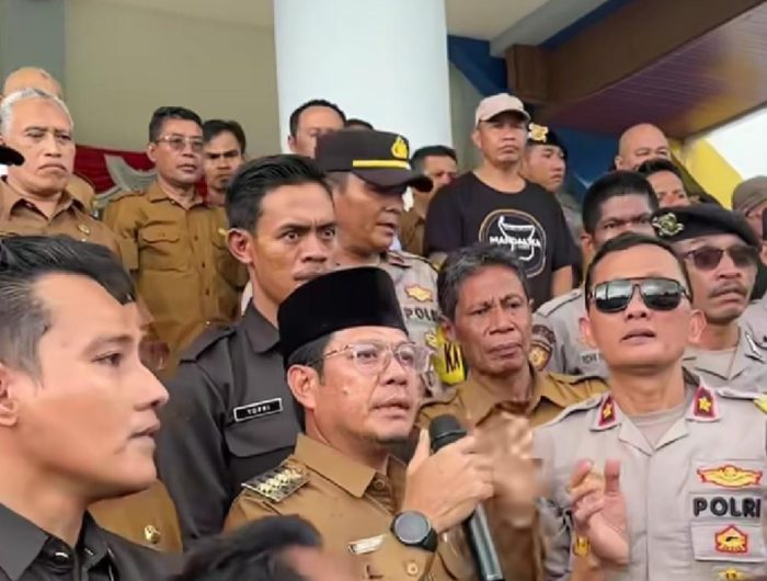 Bupati Dompu Bambang Firdaus membantah keras kabar pemberhentian massal terhadap 2.920 tenaga honorer non-database Badan Kepegawaian Negara (BKN). Ia menegaskan tidak pernah mengeluarkan ataupun menandatangani surat pemberhentian sebagaimana yang beredar luas di media sosial.
