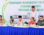 Bupati Dompu **Bambang Firdaus** menghadiri pembukaan **Latihan Kader (LK) II Tingkat Nasional Himpunan Mahasiswa Islam (HMI) Cabang Dompu**, Rabu (24/12/2025). Kegiatan ini mengusung tema *“HMI Bela Negara”* dan diikuti oleh kader HMI dari berbagai daerah di Indonesia.