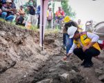 Gubernur Sulawesi Selatan, Andi Sudirman Sulaiman secara resmi melakukan groundbreaking atau peletakan batu pertama pekerjaan preservasi jalan Provinsi Paket 4 di Kabupaten Wajo yang masuk dalam skema Multi Years Contract (MYC), Selasa (23/12/2025).