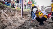 Gubernur Sulawesi Selatan, Andi Sudirman Sulaiman secara resmi melakukan groundbreaking atau peletakan batu pertama pekerjaan preservasi jalan Provinsi Paket 4 di Kabupaten Wajo yang masuk dalam skema Multi Years Contract (MYC), Selasa (23/12/2025).